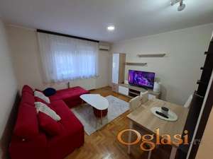 Namešten dvosoban stan sa parking mestom