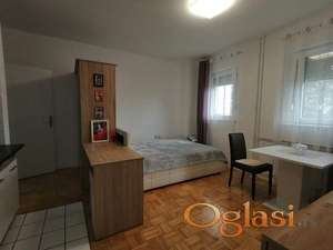 Uknjižena renovirana garsonjera 24m2 sa stvarima, gas grejanje