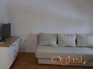 LEPA GARSONJERA NA NOVOJ DETELINARI