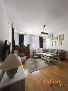 NAMEŠTEN TROIPOSOBAN STAN NA ADICAMA SA OGRAĐENIM DVORIŠTEM