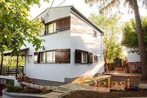 Atraktivno imanje u neposrednoj blizini jezera u Barajevu, Beograd - Plac 10 ari, kuća 80 m2, podrum 19,50m2, garaža 20m2, pomoćni objekti 11m2 - sa nameštajem - u potpunosti renovirano!