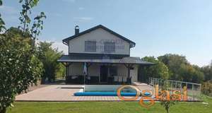 Prodaje se fenomenalna vikendica u vikend naselju-Cortanovci