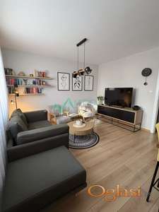 Stan sa privatnim dvorištem i parkingom! Omogućen kredit za mlade!