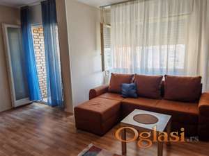 Jednosoban stan sa prostranim i svetlim dnevnim boravkom