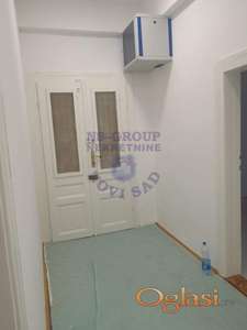 Izdaje se stan površine 100m2 na odličnoj i frekventnoj lokaciji u blizini Spensa.