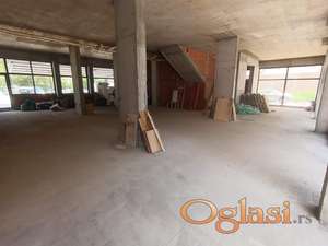 Izdaje se višenamenski ulični lokal površine 260m2