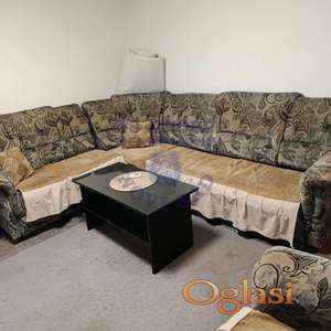 Izdaje se jednosoban stan na Staroj Detelinari, ukupne površine 40 m², uz dodatnu zaključanu sobu od 6 m² koja nije u upotrebi.