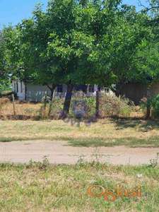 Odličan plac na raskrsnici pored glavnog puta