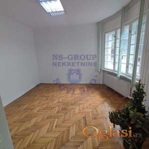 Kej,trosoban,salonski stan