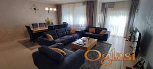 Poslovno-stambeni objekat na odličnoj lokaciji – tri nivoa, uknjižen lokal, dva stana i kolski ulaz!