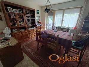 Kuća u centru Sremske Kamenice !