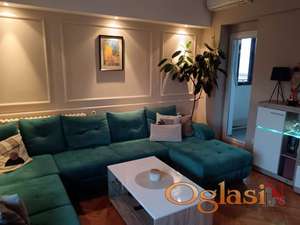 CENTAR KOMFORAN CETVOROSOBAN STAN SA GARAZOM