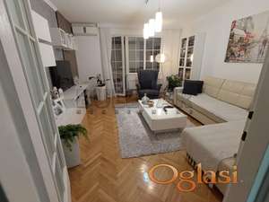 Izdaje se odličan dvoiposoban stan kod Crvenog Pevca, 68m2