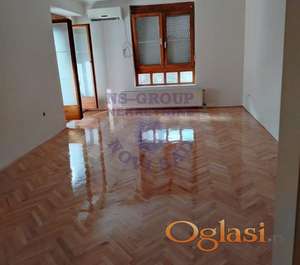 Izdaje se dvosoban stan površine 61m², prazan sa kuhinjom, na drugom spratu