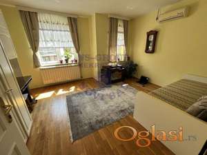 Porodična kuća novije gradnje na jednoj od najatraktivnijih lokacija u gradu.