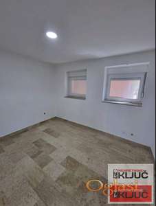 Centar-trosoban stan u kući sa parking mestom