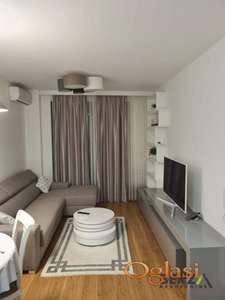 MODERNO OPREMLJEN DVOSOBAN STAN U PUPINOVOJ PALATI