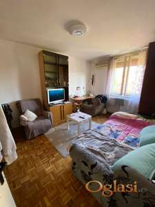 Izdajem dvosoban namešten stan na Detelinari Novi Sad