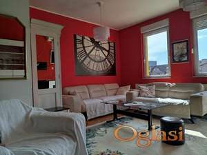 KOMPLETNO NAMEŠTEN ČETVOROSOBAN STAN - CENTAR