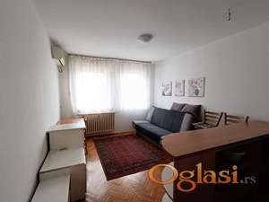 GARSONJERA - UGAO  BULEVARA OSLOBODJENJA I PAP PAVLA