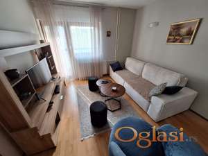 Izdaje se moderan i potpuno opremljen stan na Novoj Detelinari (Rumenacka ulica).