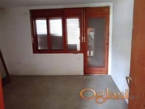 Dve kuće na placu, pomoćni objekti, Rivica!