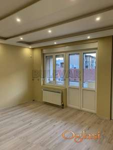 Izdaje se poslovni prostor, pesacka zona, Obrenoviceva, 72m2