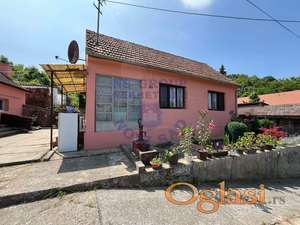 Nije fiksno, dve kuće na placu!