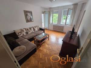 TROSOBAN STAN SA PARKIGOM U DVORIŠTU KOD SAJMA  I MASTER CENTRA