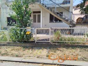 Prizemlje porodične kuće sa pripadajućim dvorištem