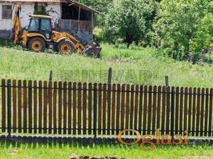 U prirodi gružanskog kraja stara kuća i pomoćni objekat sa pogledom na jezero - Guncati kod Knića