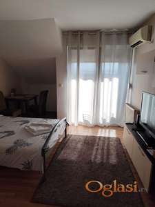 KOMPLETNO OPREMLJENA I NAMEŠTENA GARSONJERA U MARKA MILJANOVA