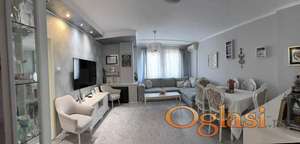 Renoviran, komforan trosoban stan sa garažom