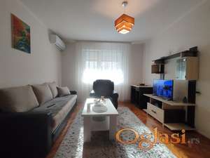 Izdaje se jednosoban stan 30 m2 iza hotela Novi Sad 300 evra