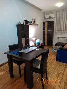 Izdajem namestenu garosnjeru 28m2 na Adamovicevom naselju