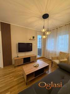 Izdaje se moderno namešten dvosoban stan u Square Gardenu