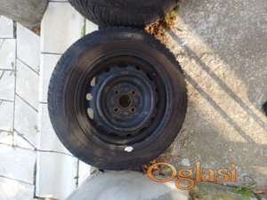 Prodajem dve zimske gume sa felnama