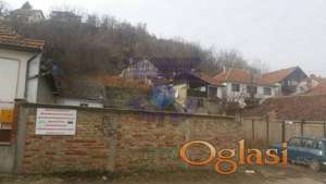 Uknjižen grđevinski plac.