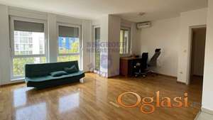 Izdaje se dvosoban stan u centru grada, pogodan za stanovanje ili kao poslovni prostor.