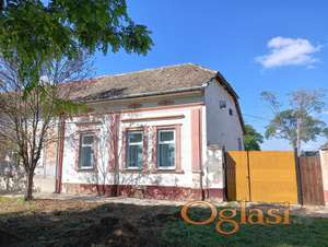 Prodajem staru kuću od cigle i ćerpića u Gajdobri