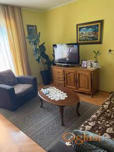 Porodčna kuća sa prelepim dvorištem