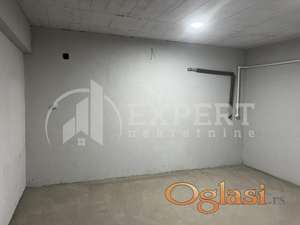 Izdaje se garažno mesto na Panteleju, 26m2