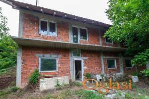 Kuća sa dve zasebne stambene jedinice, 400m2 na 12 ari placa, Gabrovac
