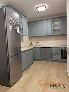 VEOMA LEP, RENOVIRAN, NAMEŠTEN DVOSOBAN STAN KOD STANICE