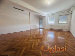 Trosoban stan na grbavici