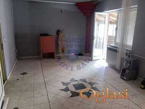 Kuća novije gradnje udaljena oko 4km od centra grada.