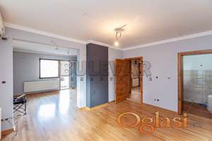 Renoviran  trosobni  stan  u  centru, II  sprat, 103 m2  plus  dodatni  prostor  u  suterenu  i  na  tavanu