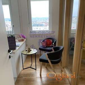 U ponudi je poslovni prostor u stanu koji je kompletno renoviran i spreman za rad, na odličnoj lokaciji u neposrednoj blizini novog i starog suda.