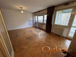 Odlična ponuda-Socijalno. Uknjižen trosoban, prazan- useljiv stan.