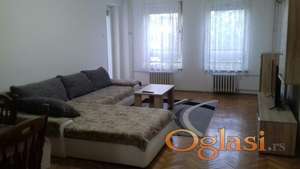 NAMEŠTEN DVOSOBAN STAN NA BULEVARU OSLOBOĐENJA PREKO PUTA DNEVNIKA 400 EVRA